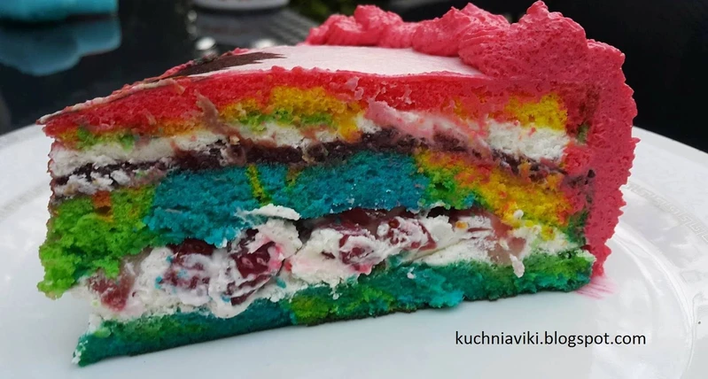 Tort truskawkowy z kolorowym biszkoptem