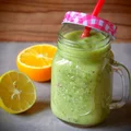 Zielone smoothie z kiwi, bananem i awokado