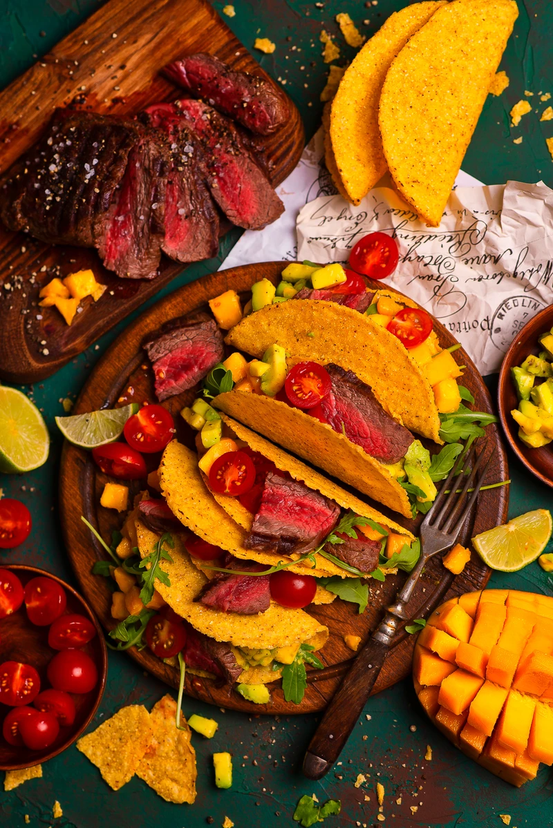 Tacos z wołowiną i salsą z awokado i mango