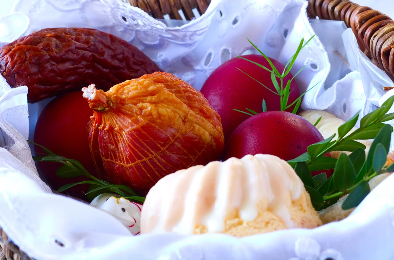 Dlaczego w koszyczku jest chrzan? Symbolika, o której mało kto pamięta