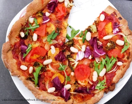 Warzywna pizza na pełnoziarnistym cieście