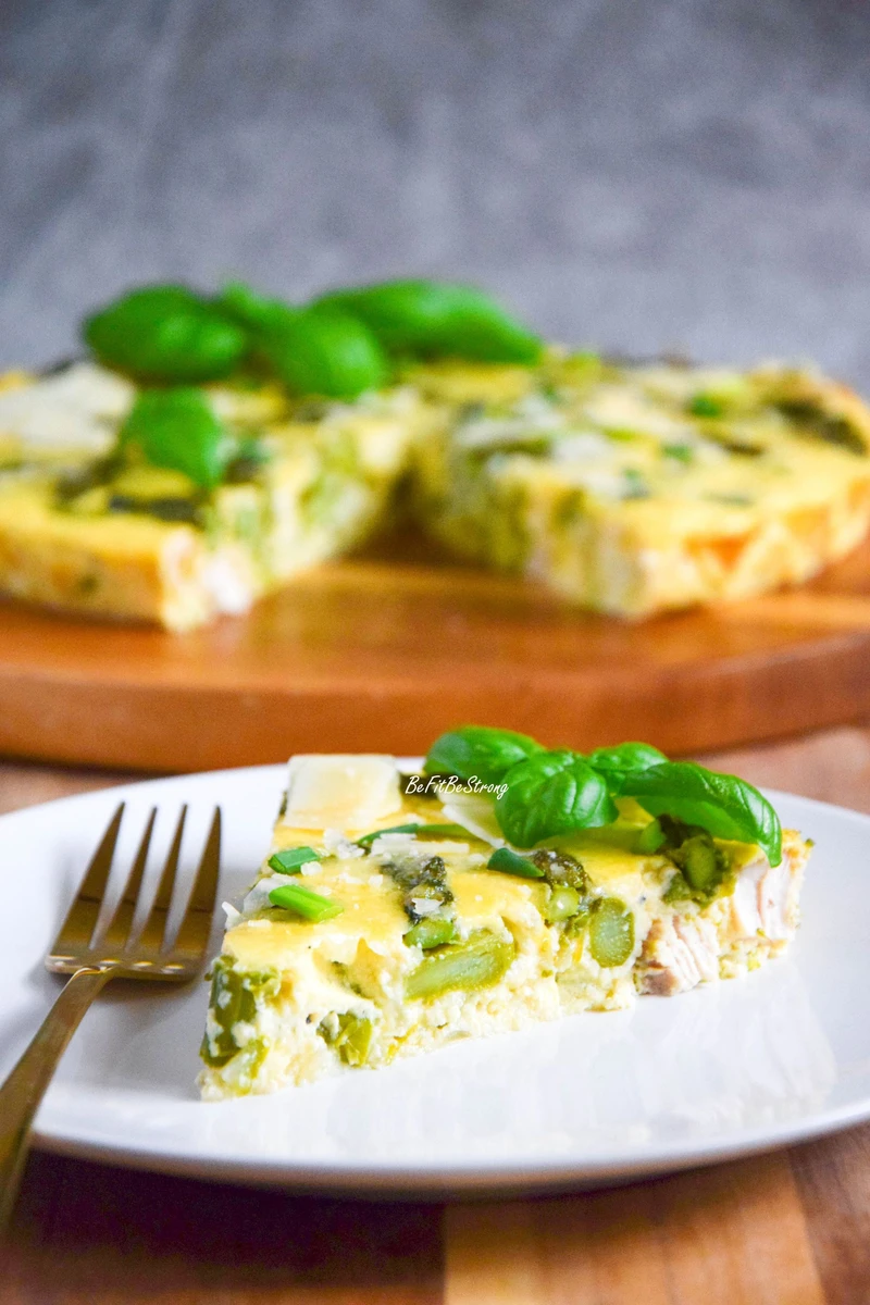 Frittata z kurczakiem i szparagami FIT