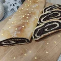 Wilgotny zwijany makowiec z gotową masą makową