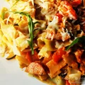 Makaron z warzywami i kiełbasą