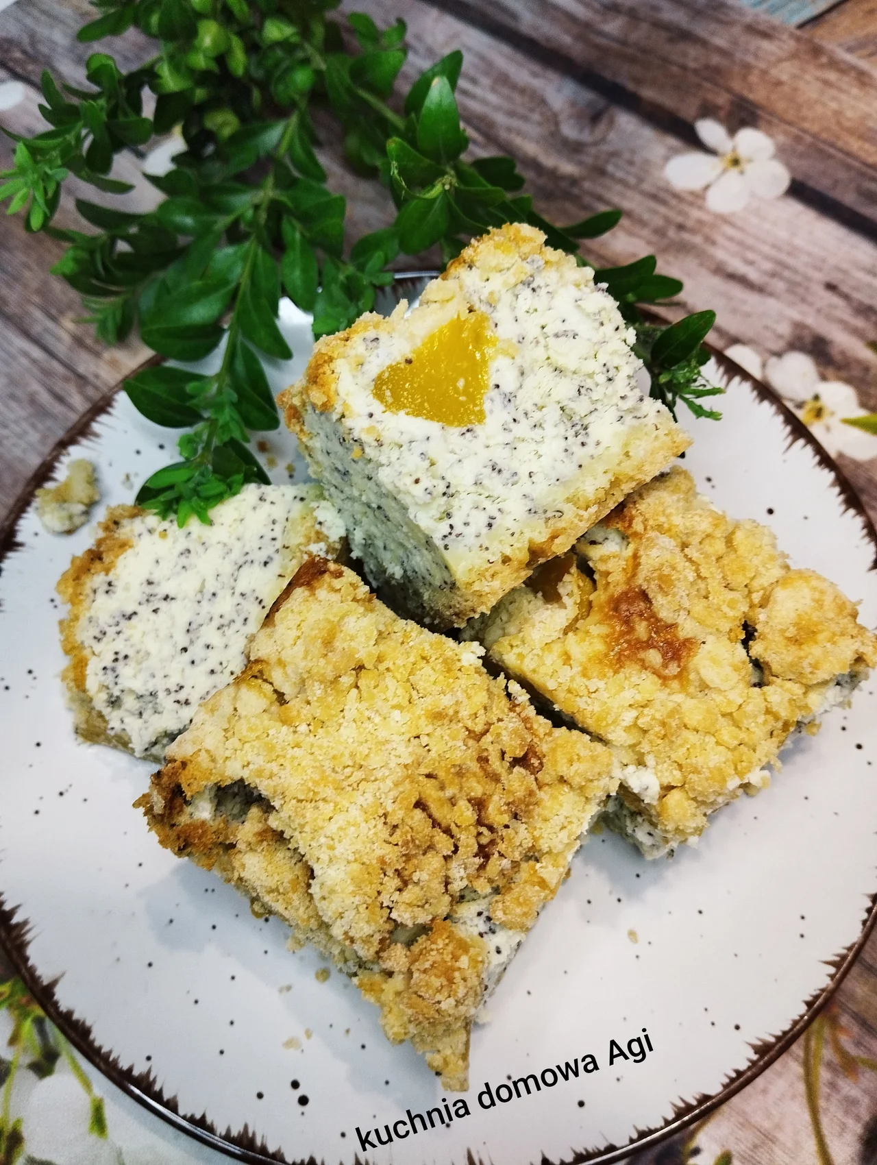 Sernik makowy z brzoskwiniami z twarogiem z wiaderka na kruszonce