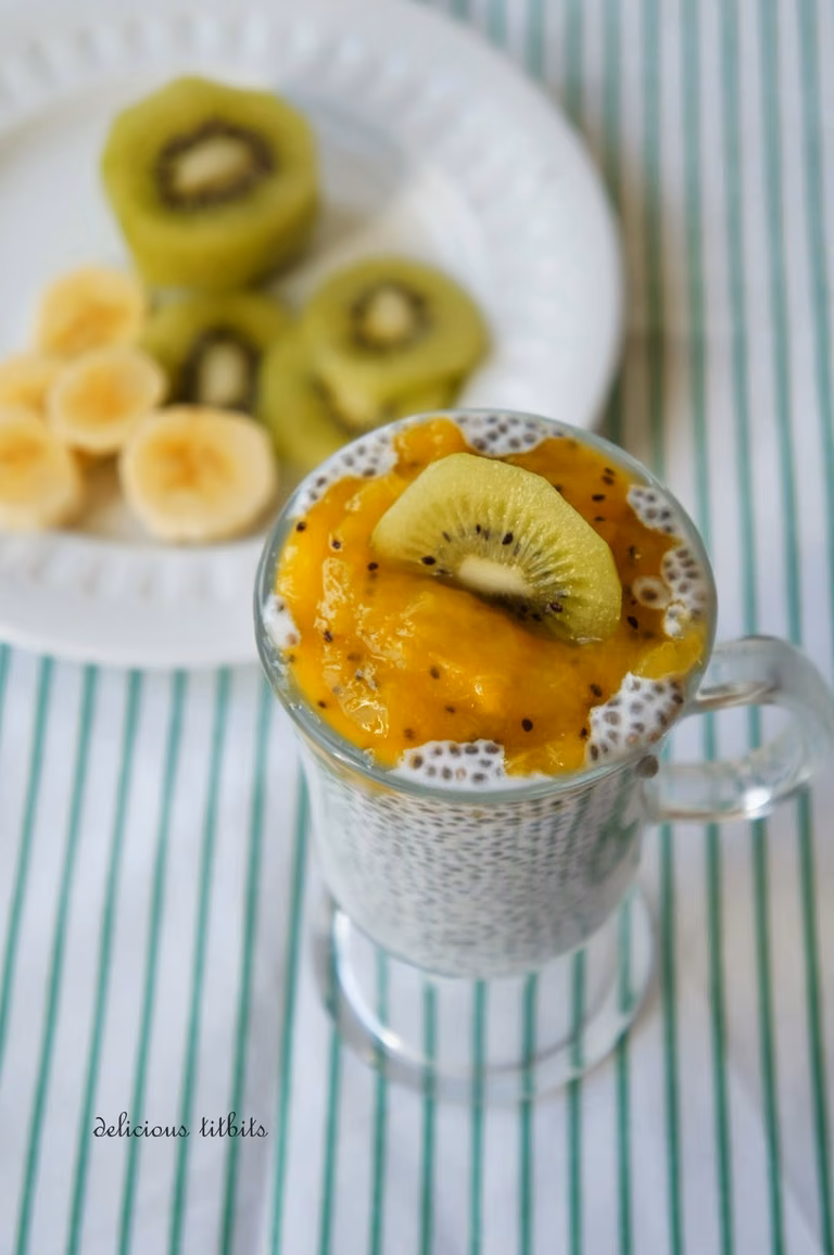 Pudding z chia z musem z mango i kiwi