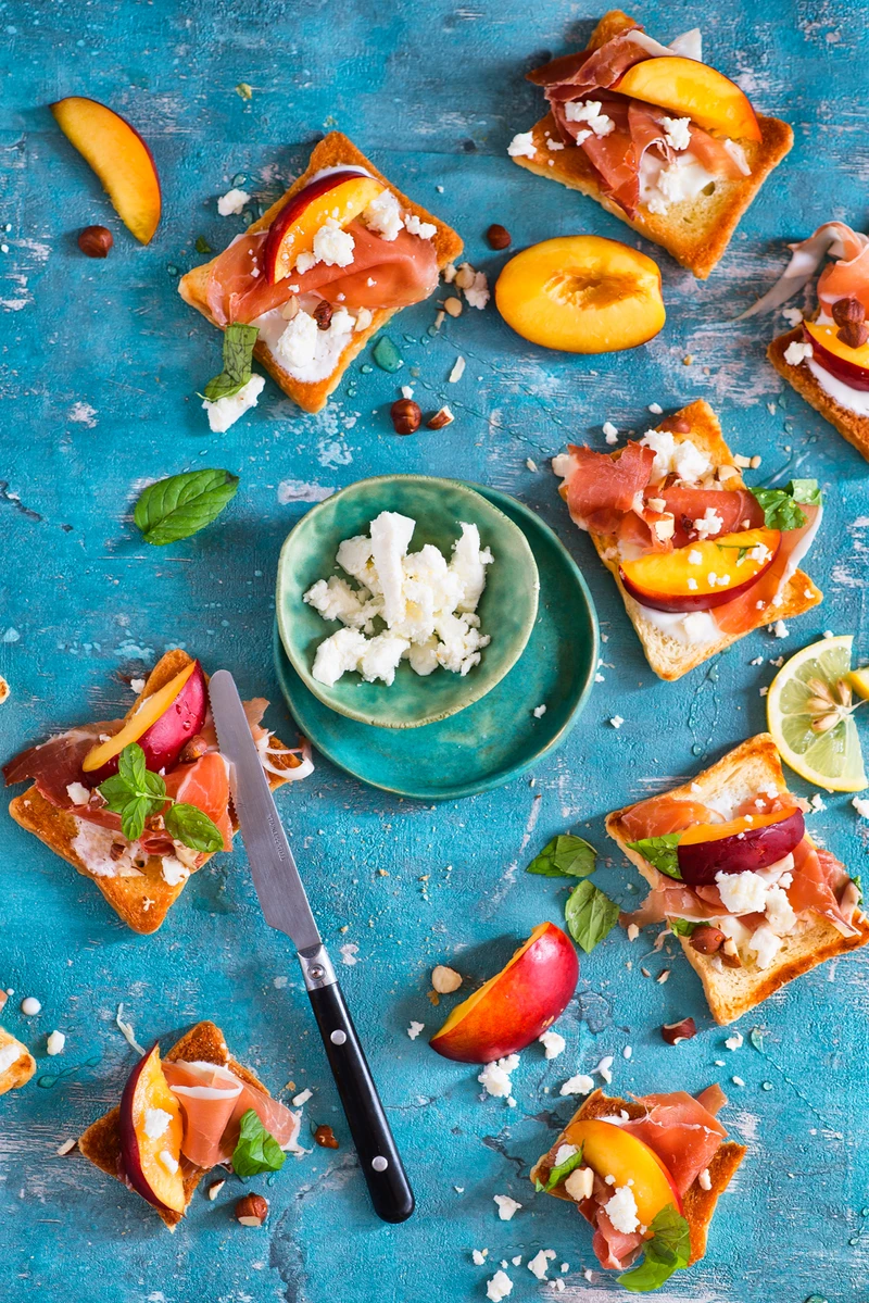 Grzanki z szynką parmeńską, nektarynkami i miodowym dressingiem