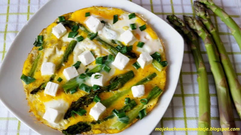 Omlet ze szparagami i fetą