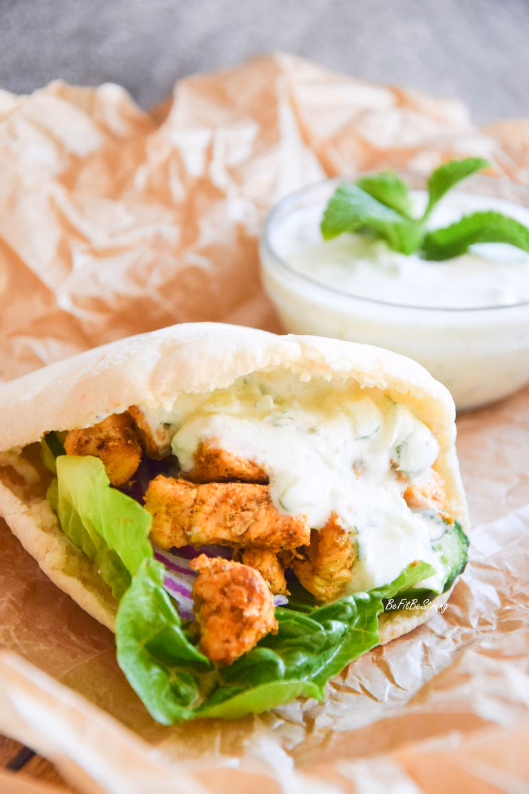 Gyros w chlebki Pita z domowym sosem Tzatziki