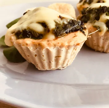 Muffiny drobiowe ze szpinakiem zapieczone z serem