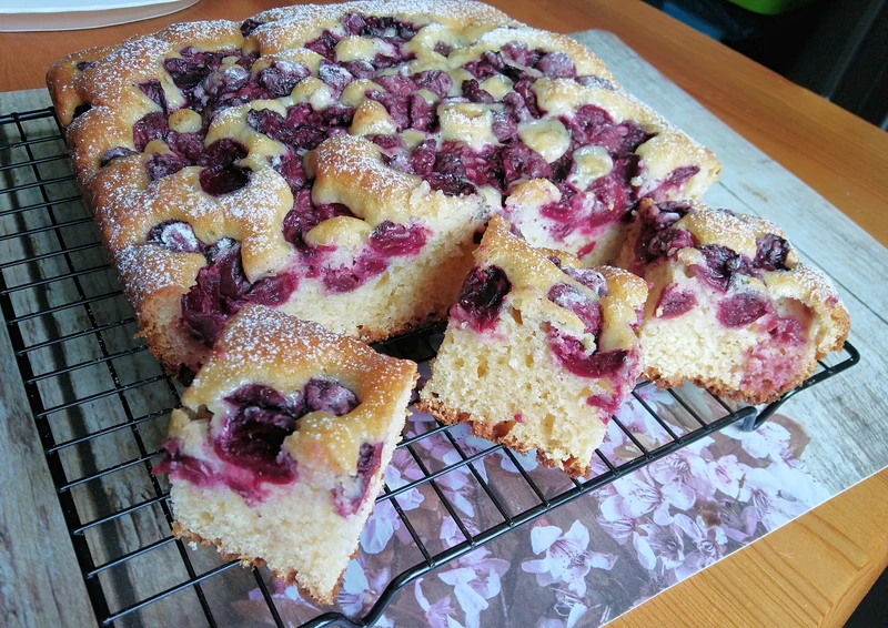 Szybkie ciasto na śmietanie z owocami
