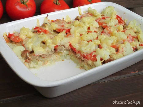 Zapiekanka kalafiorowa z pomidorem i kiełbasą