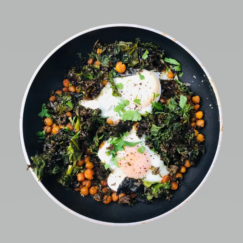 Shakshuka z jarmużem i cieciorką