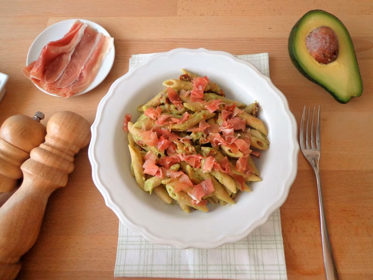Makaron z salsą z awokado, suszonymi pomidorami i szynką parmeńską