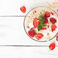 Domowy jogurt z truskawkami