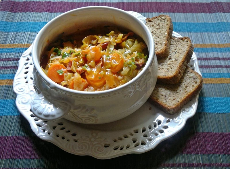 Szybki bigos z młodej kapusty