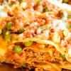 Mięsna lasagne z sosem pomidorowym, serami i warzywami