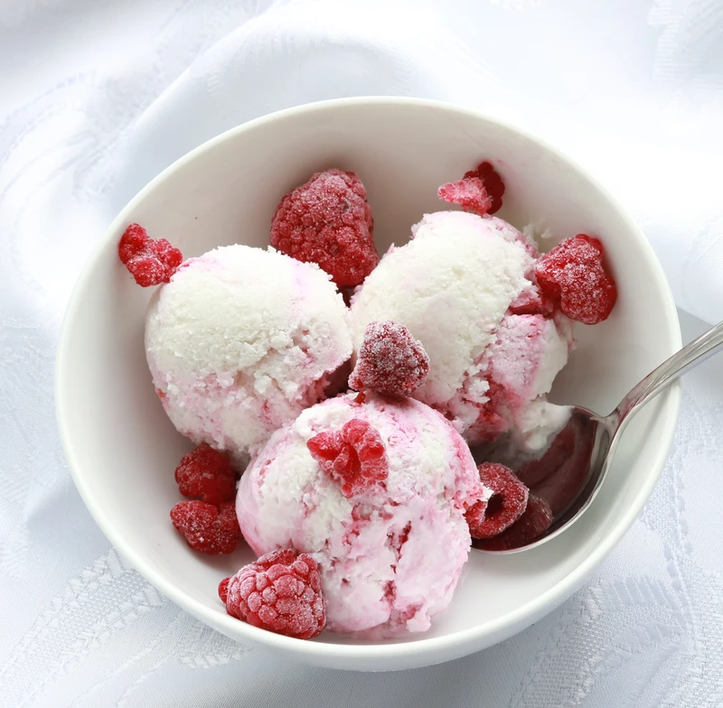 DIETETYCZNE LODY JOGURTOWE Z SOSEM MALINOWYM