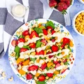 Sałatka ze szpinaku, mandarynek i truskawek z dressingiem tahini