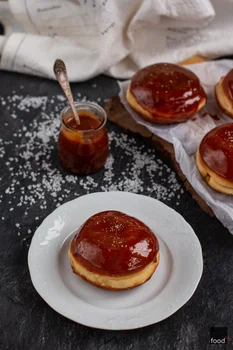 Pączki z kajmakiem i solonym karmelem - food²