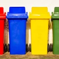 Czerwone pojemniki w Polsce – rewolucja w segregacji śmieci? Sprawdzamy, o co chodzi!