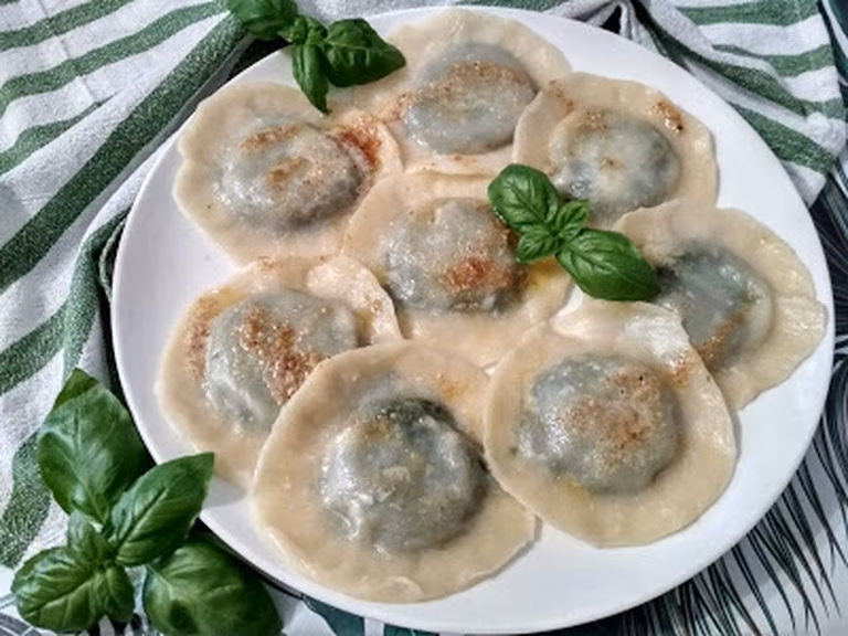 Pierogi ze szpinakiem i serem żółtym