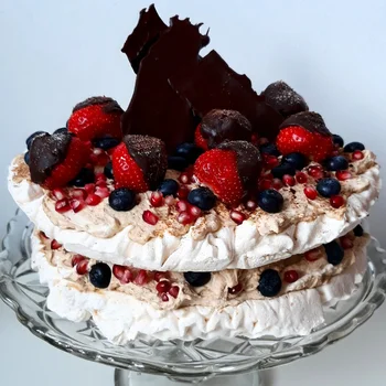 TORT BEZOWY Z KREMEM KAWOWYM, OWOCAMI I CHRUPIĄCĄ CZEKOLADĄ