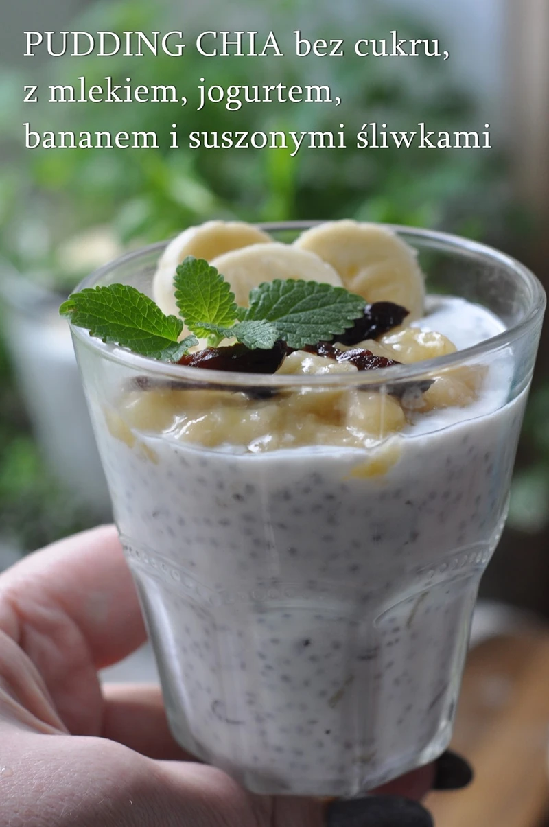 Pudding chia z bananem i suszonymi śliwkami bez cukru.