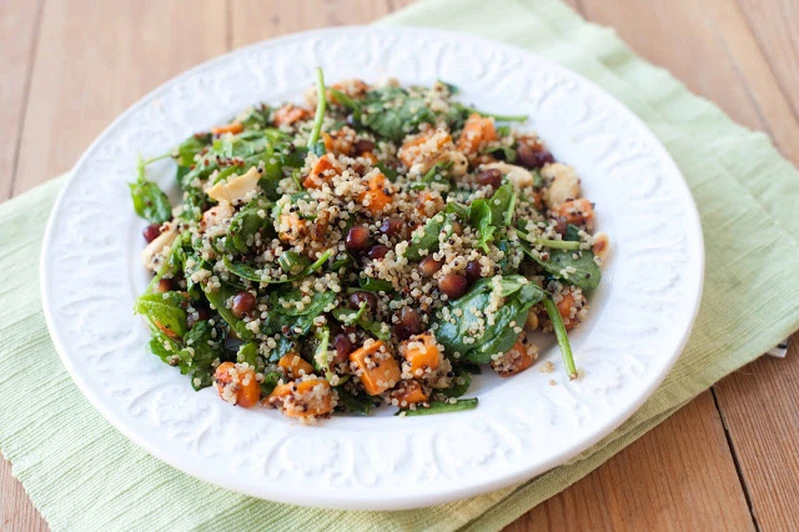Sałatka z batatami, kaszą quinoa i szpinakiem