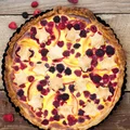 Tarta z letnimi owocami w kremie