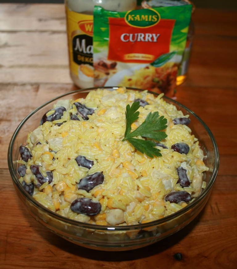 Sałatka z curry, ryżem i kurczakiem