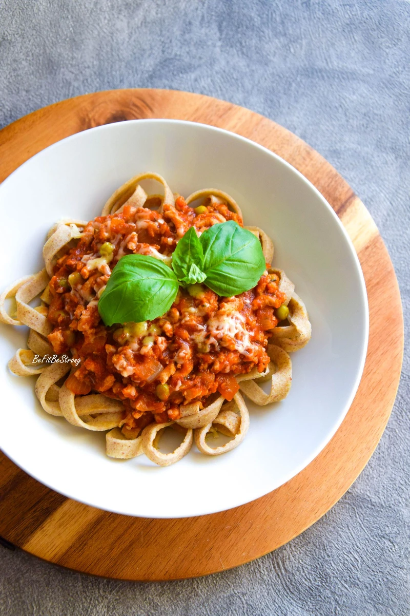 Gryczane spaghetti naleśnikowe z sosem bolognese