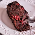 Wilgotne ciasto czekoladowe z wiśniami
