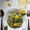 makaron z bazyliowym pesto, czosnkiem i orzechami nerkowca z parmezanem