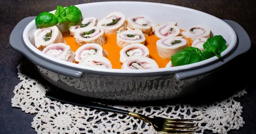 Roladki z bazylią w sosie pomidorowo paprykowym