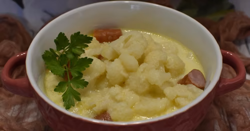 Zupa z kalafiora z kabanosami