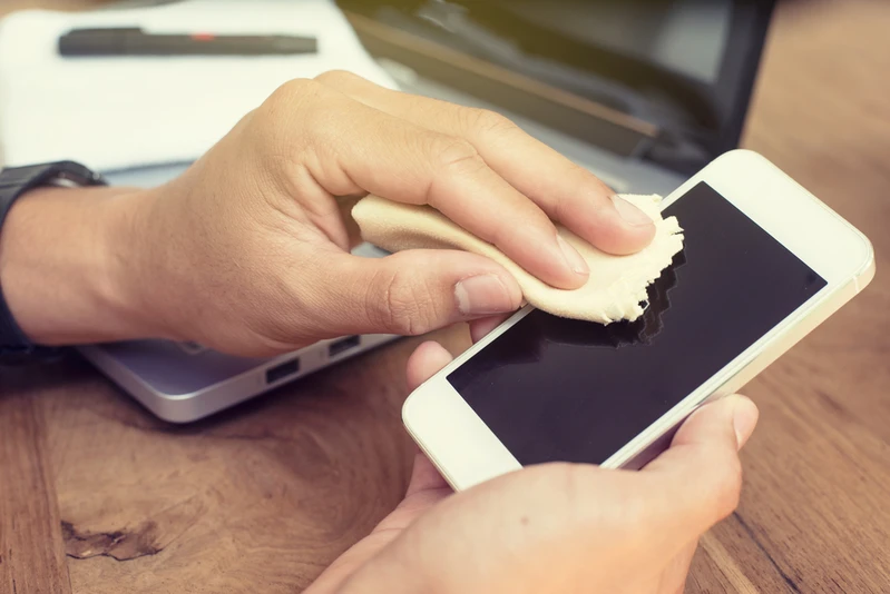 Koronawirus: jak poprawnie zdezynfekować telefon?