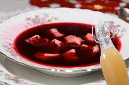 Barszcz czerwony z tym sokiem stanie się Wigilijnym hitem! Goście będą prosić Cię o przepis!
