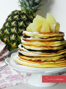 Racuszki twarogowe z kawałkami soczystego, świeżego ananasa