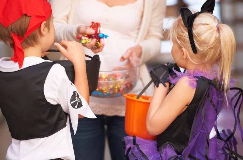 Cukierek pułapka: Niebezpieczny incydent podczas zabawy Halloween!