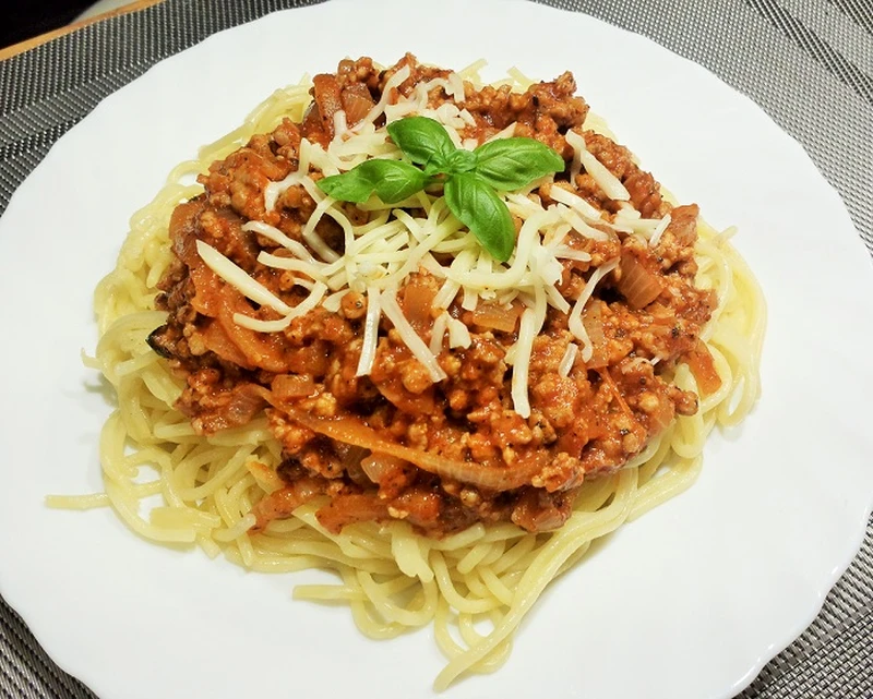 POMYSŁ NA SZYBKIE DANIE - SPAGETTI BOLOGNESE W WERSJI MINIMALISTYCZNEJ