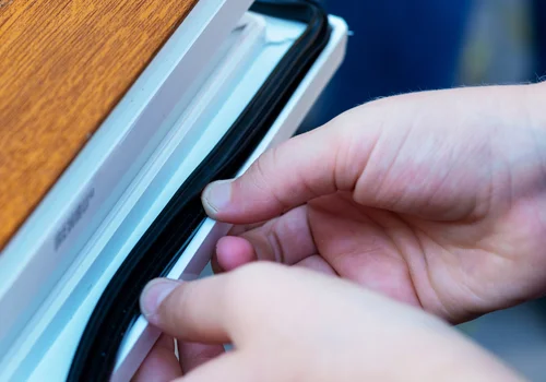 Prosta zmiana, duża oszczędność! Jak wymienić uszczelki w drzwiach wejściowych i zatrzymać ciepło w środku?