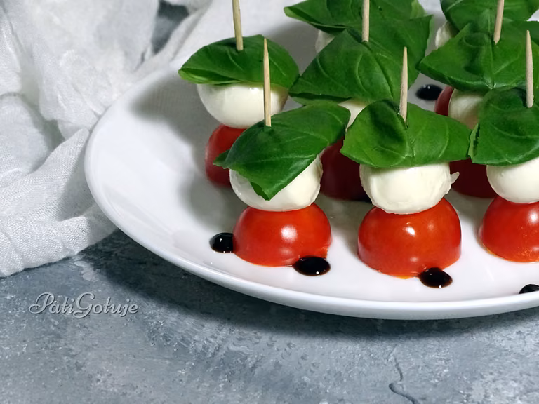 Koreczki Caprese