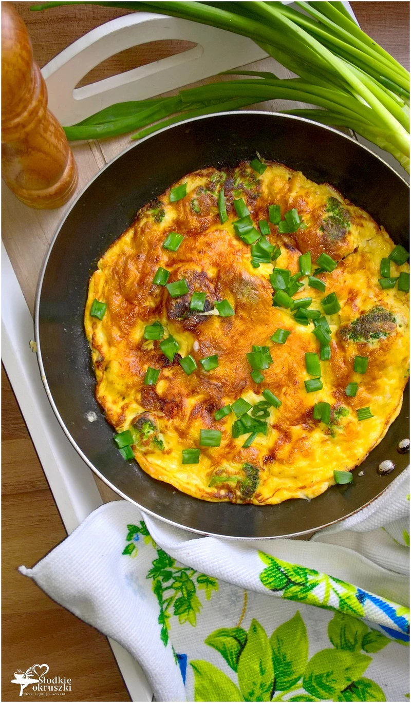 Omlet z brokułami i kozim serem