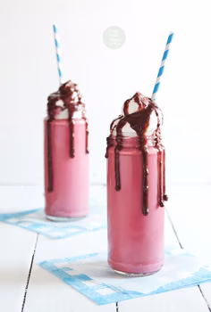 Truskawkowy milkshake z bitą śmietaną kokosową