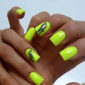 Piękne neonowe paznokcie