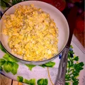 Pasta jajeczna z serem, prażoną cebulką i przyprawami