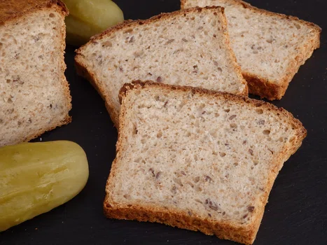 Chleb drożdżowy na wodzie z kiszonych ogórków