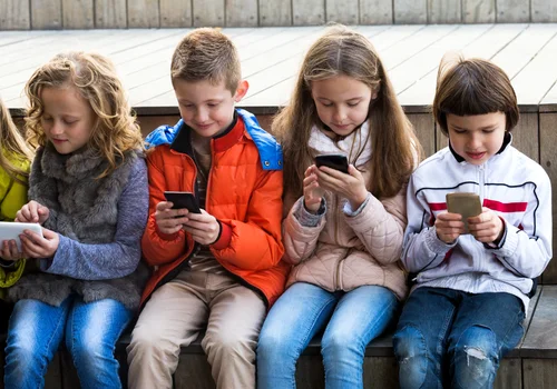 Zakaz używania telefonów w szkołach podstawowych! Apel do Ministerstwa Edukacji i Nauki.