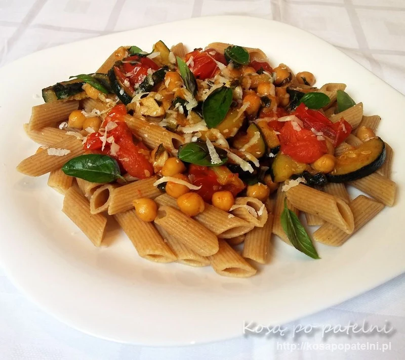 Penne razowe z cukinią i bazylią